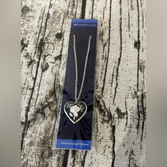 Jewelry - - Heart detail necklace locket new floral detail gift jewellery